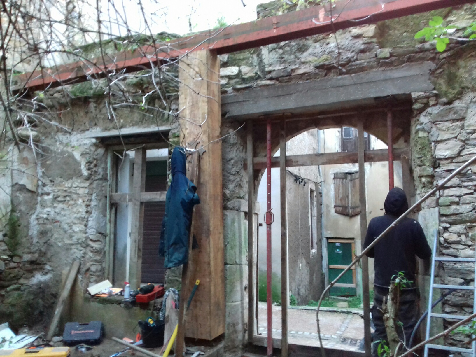 St P poteau tyran arcade ouverte