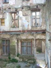 Poutre et tirants soutenant la façade